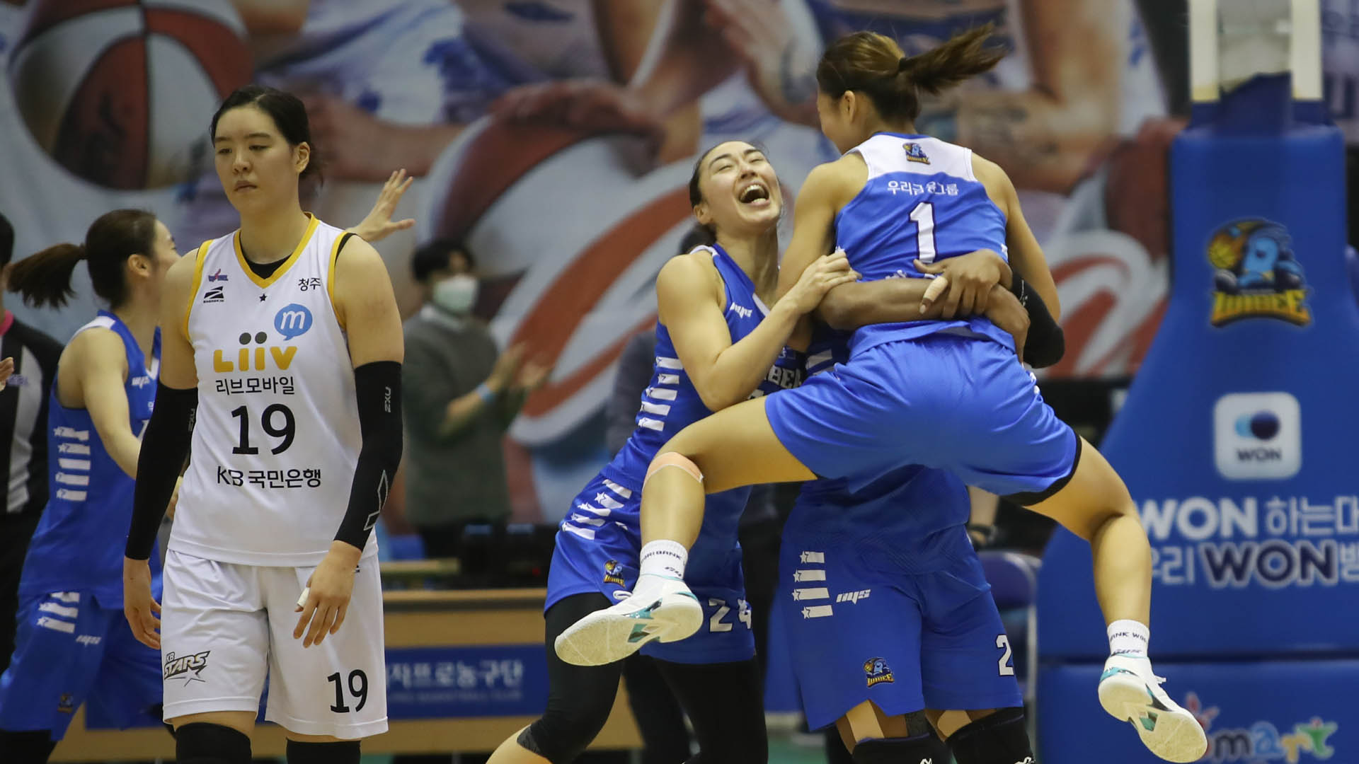[온라인카지노 순위 온카판농구] 무관중에도 뜨거운 코트…우리은행이 웃었다