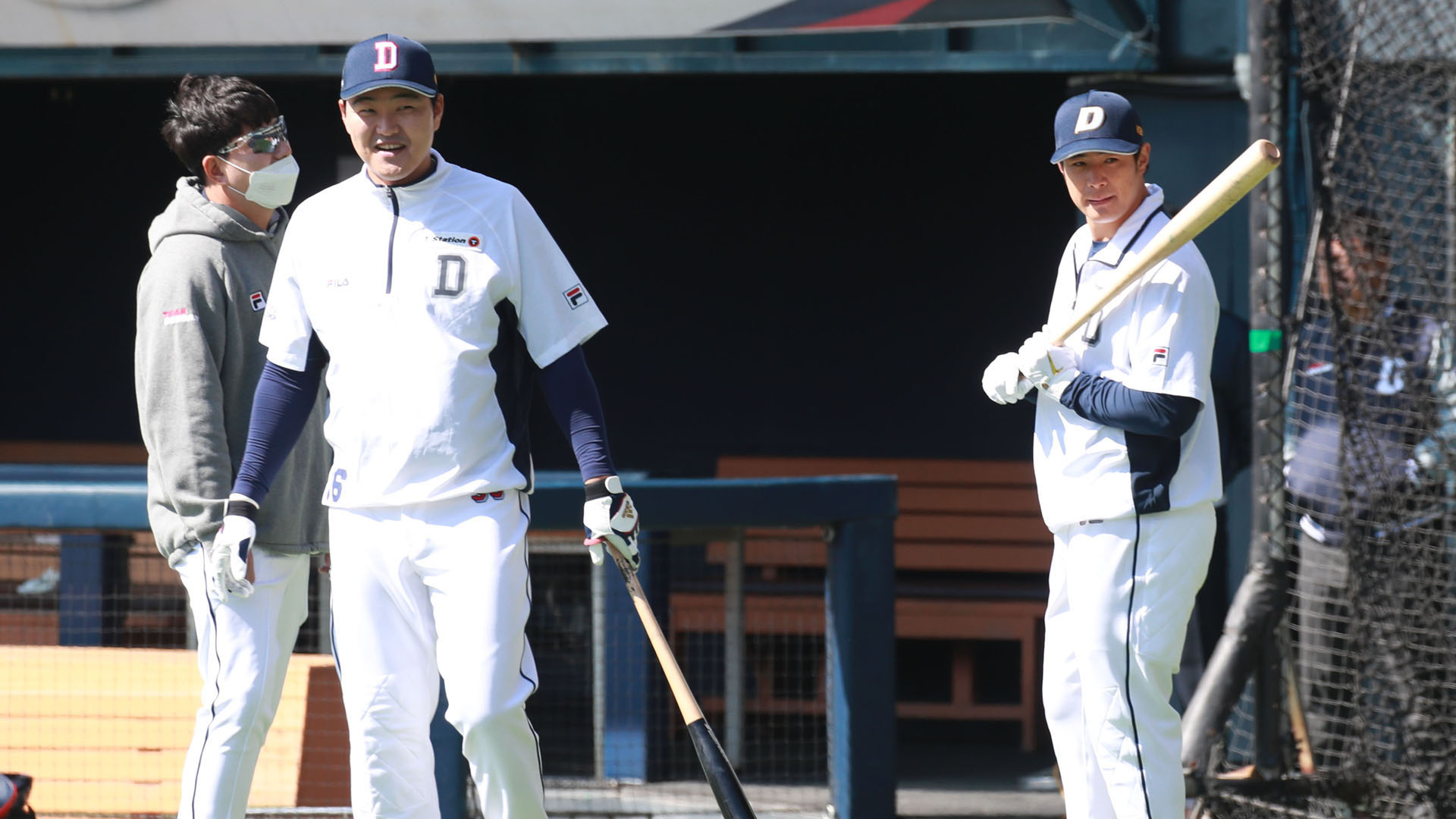 [프로야구] '조심 또 조심'…마스크 쓰고 방망이 든 선수들