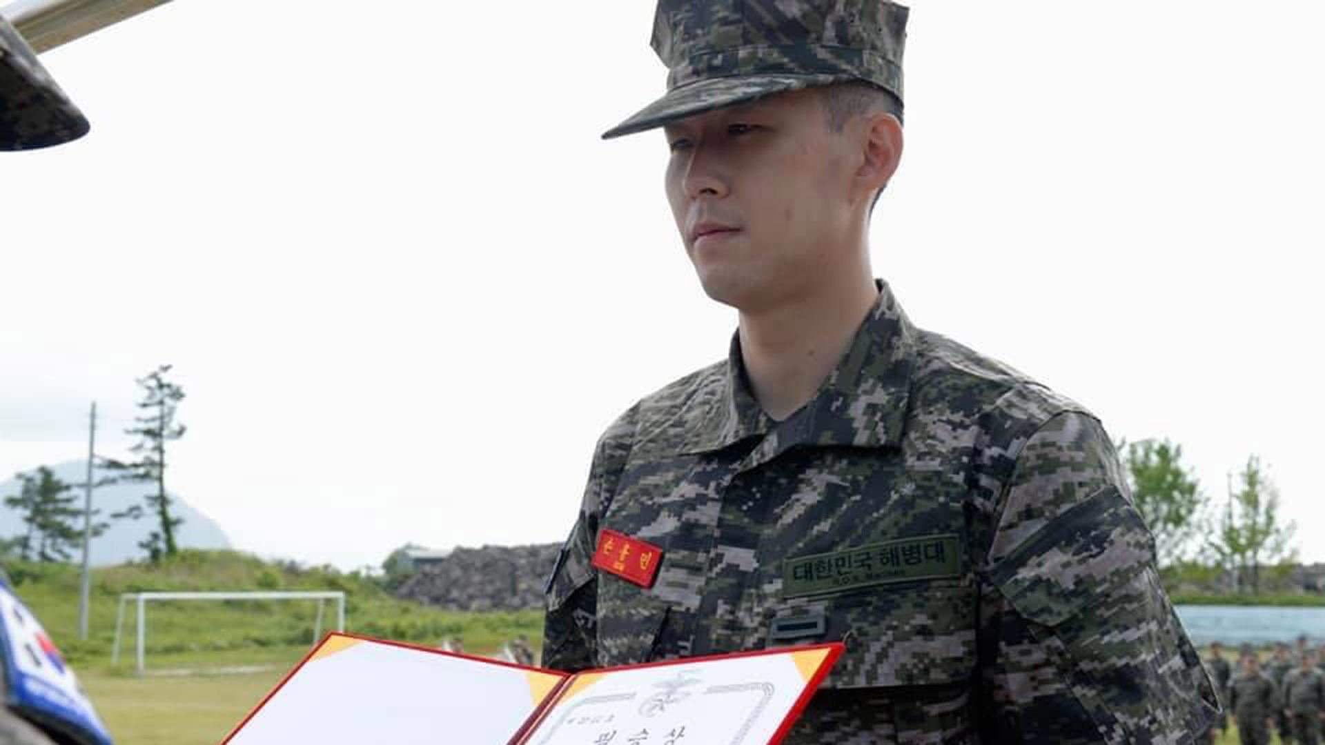 손흥민 157명 중 1등으로 기초군사훈련 수료