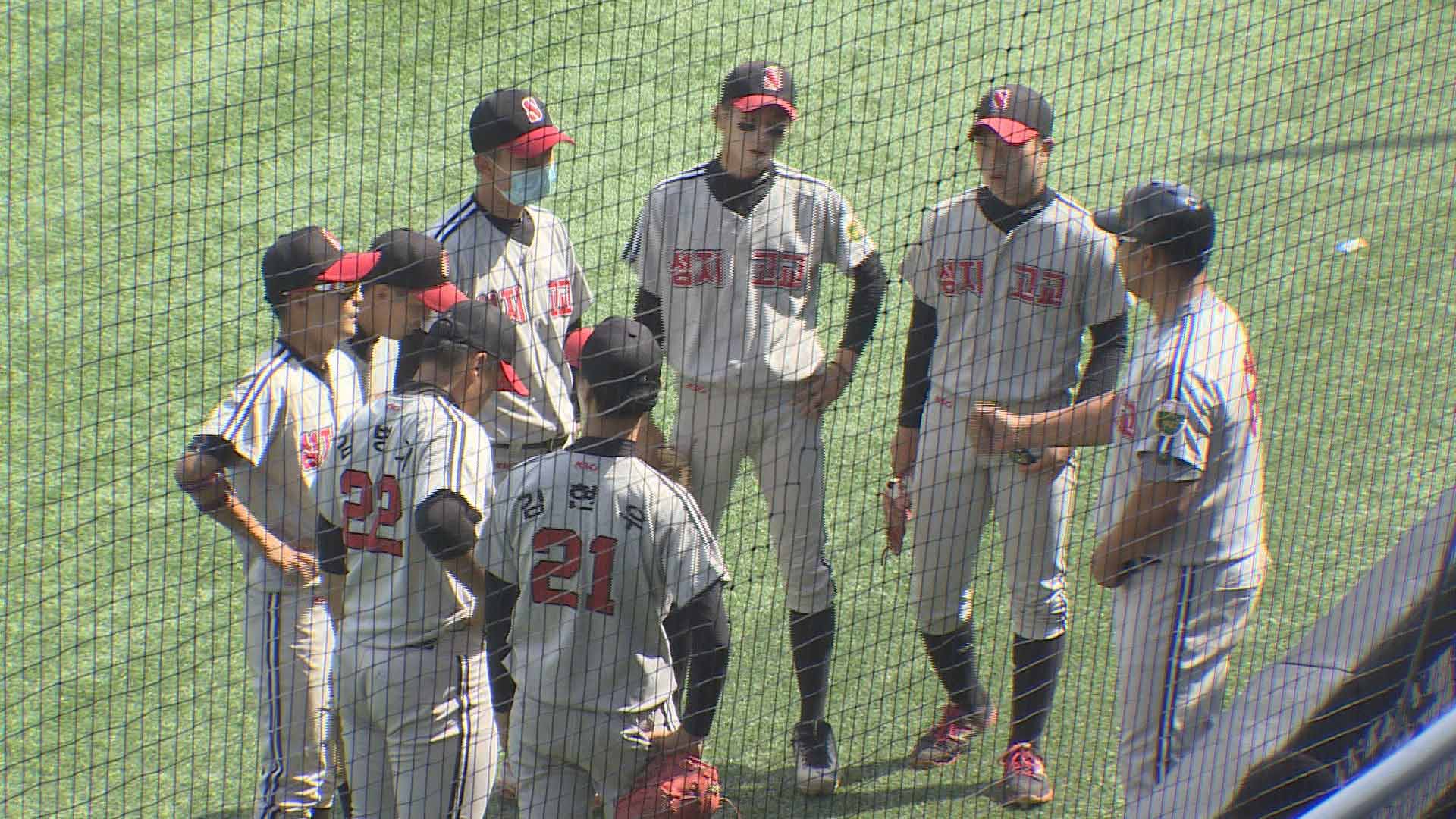 플레이볼 고교야구…졸업 앞둔 선수들은 '불안'