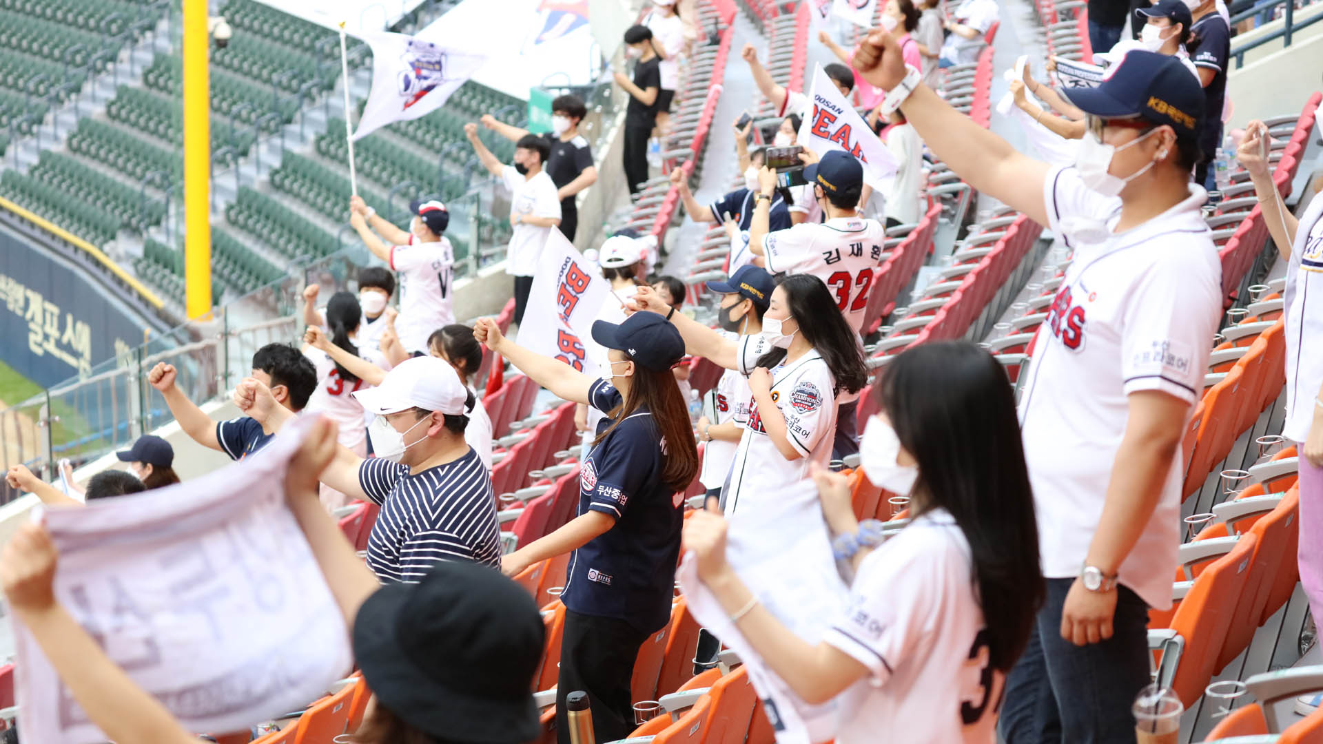 "눈물나네요"…프로야구, 시즌 첫 관중 입장