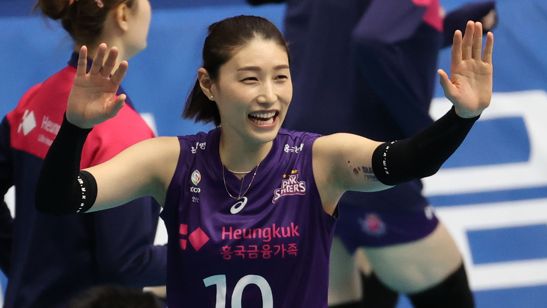 10년 만에 돌아온 김연경…흥국생명 압도적 완승