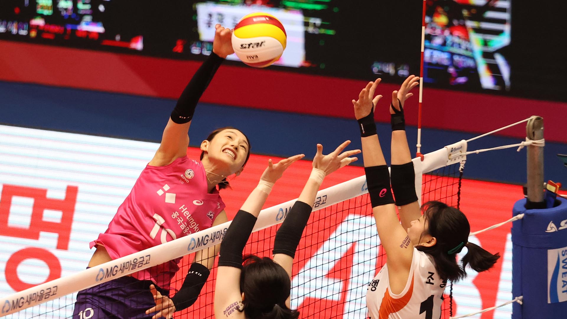 '김연경 18점' 흥국생명, IBK기업은행도 3-0 완파