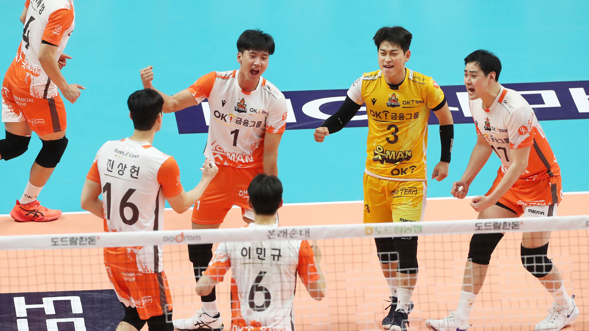 [프로배구] OK금융그룹, 창단 첫 라운드 전승…<em class='find'빛</em 바랜 케이타 활약