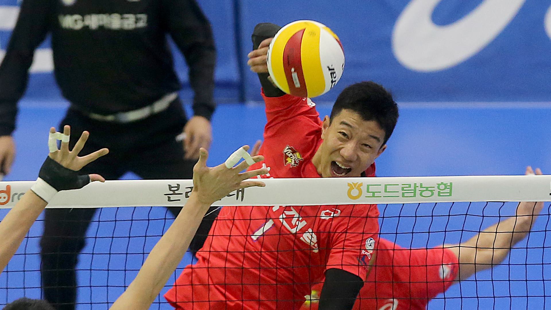 [프로배구] '이적생' 신영석, 한국전력 7연패 끊었다