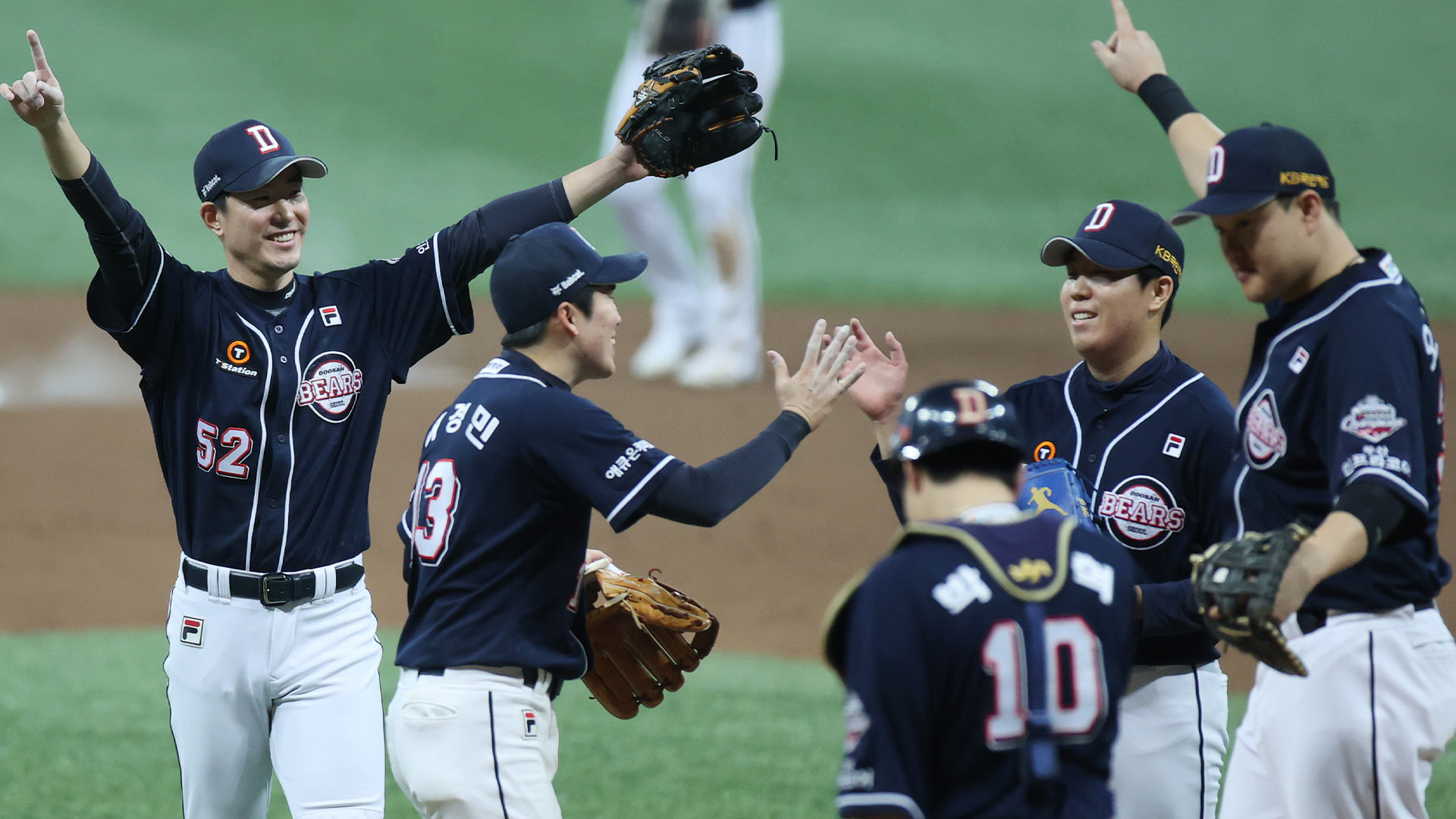 '호수비 열전' 두산, KS 2차전 승리