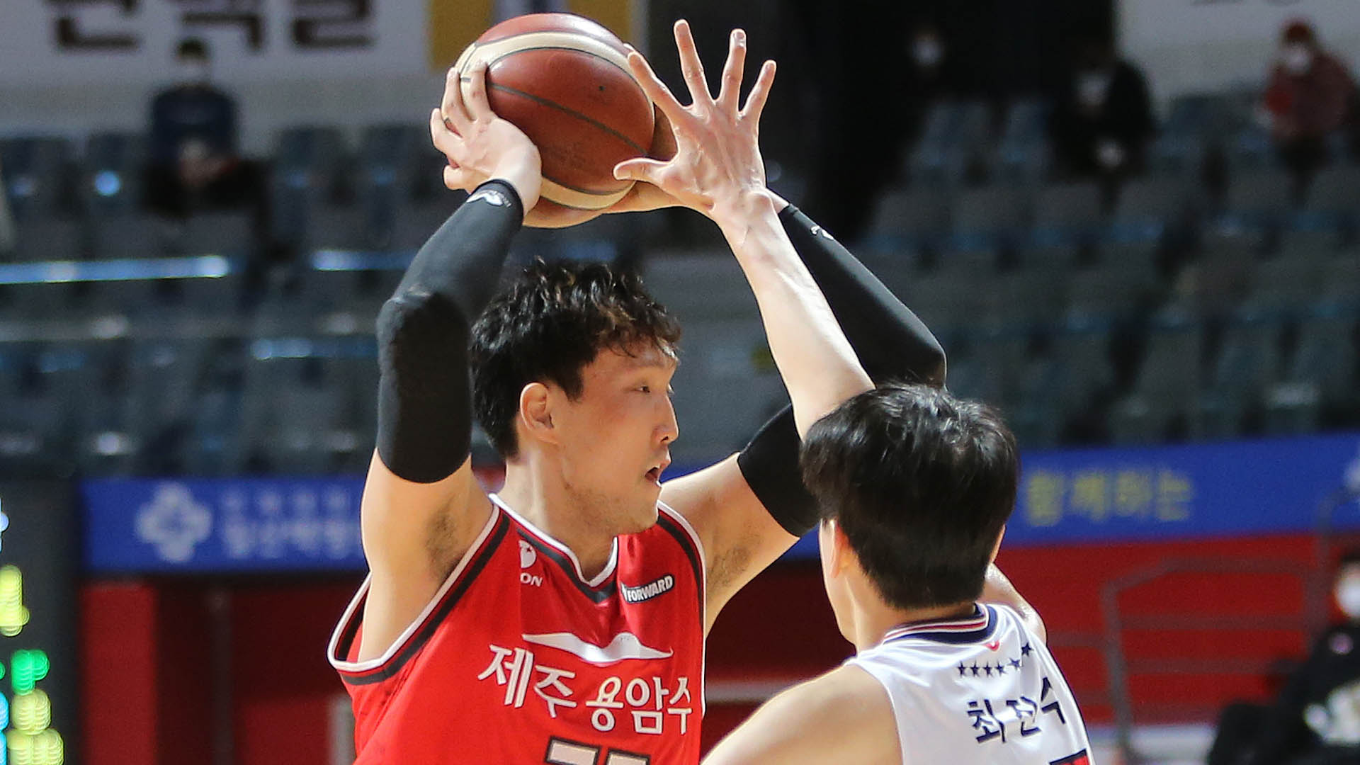 [온라인카지노 조작 유니88농구] 트레이드 후 첫 맞대결…이종현이 웃었다