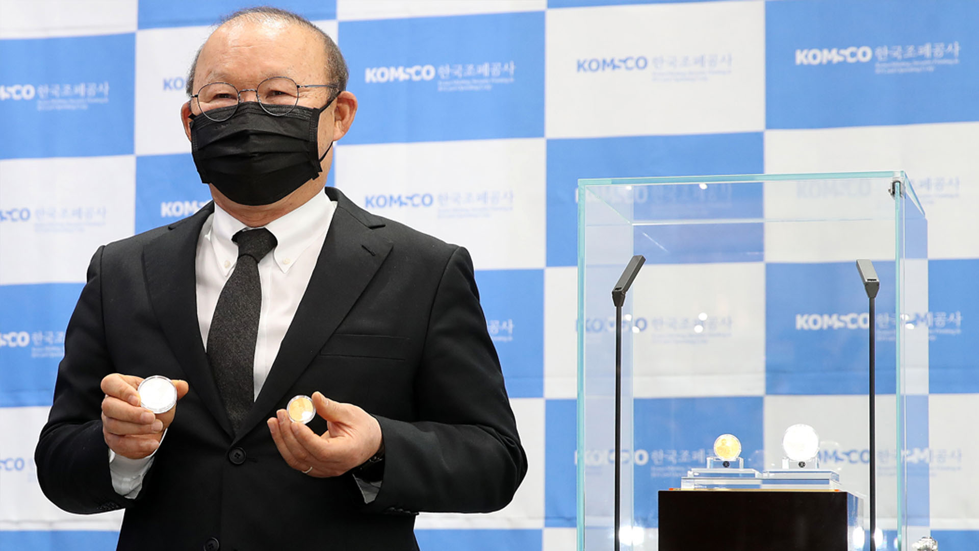'베트남 축구 영웅' 박항서 감독, 기념메달 주인공