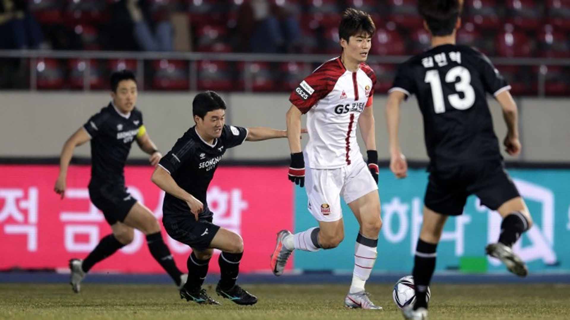 '골대 불운' 기성용, PK 헌납…성남 시즌 첫 승