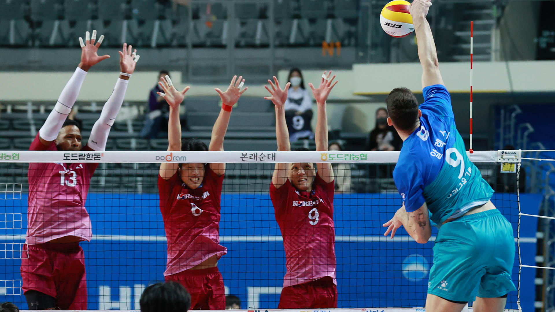 [프로배구] 대한항공 '알렉스 <em class='find'온라인카지노 순위 온카판</em' 우리카드 격파…시리즈 원점