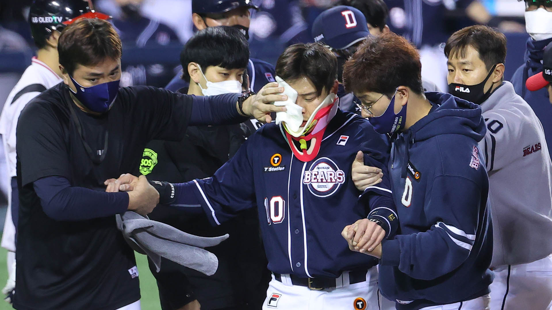 첫 잠실더비 LG 승리…두산은 박세혁 부상에 비상