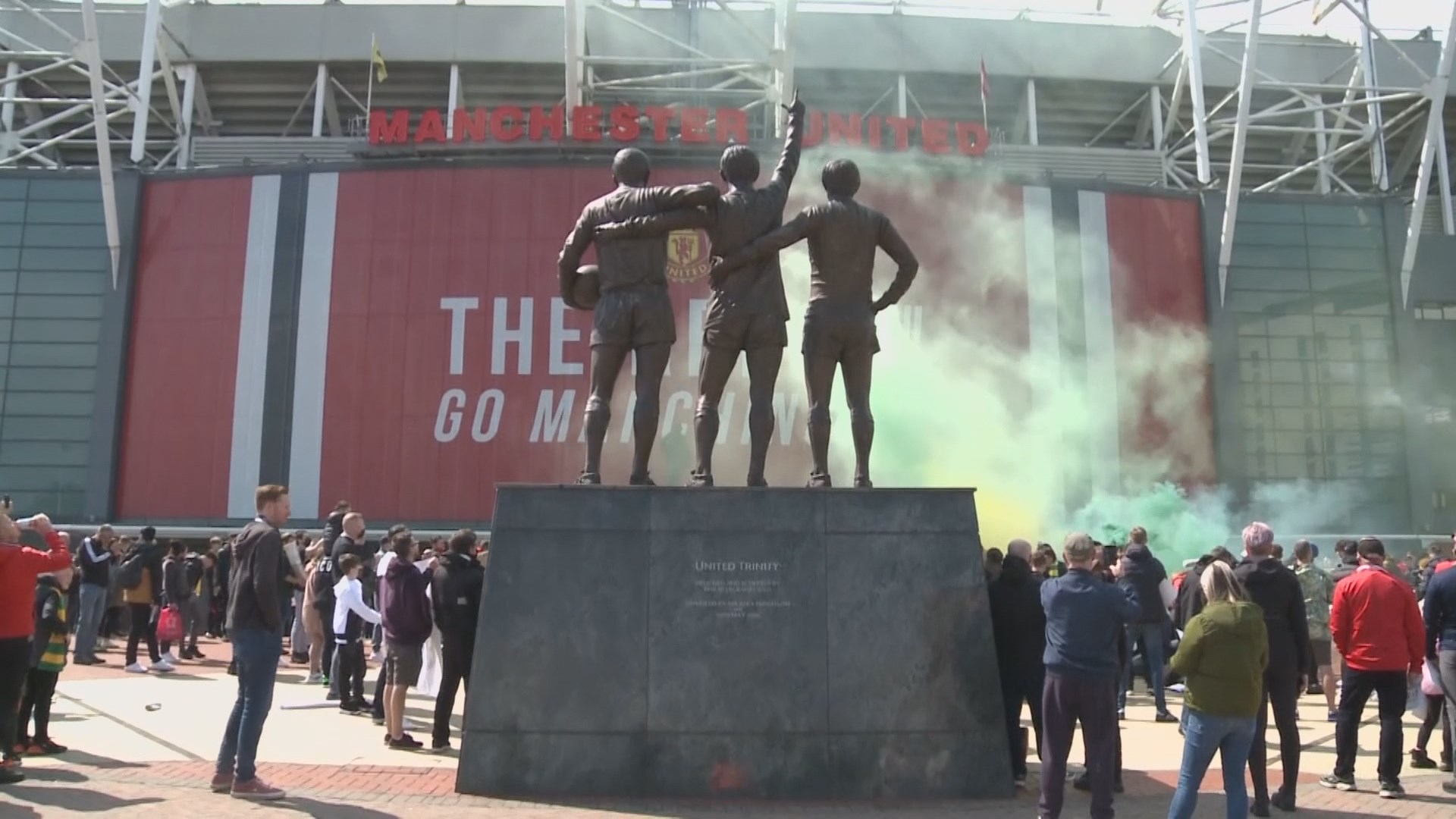 성난 맨유 팬들 시위…맨유 대 리버풀 경기 연기