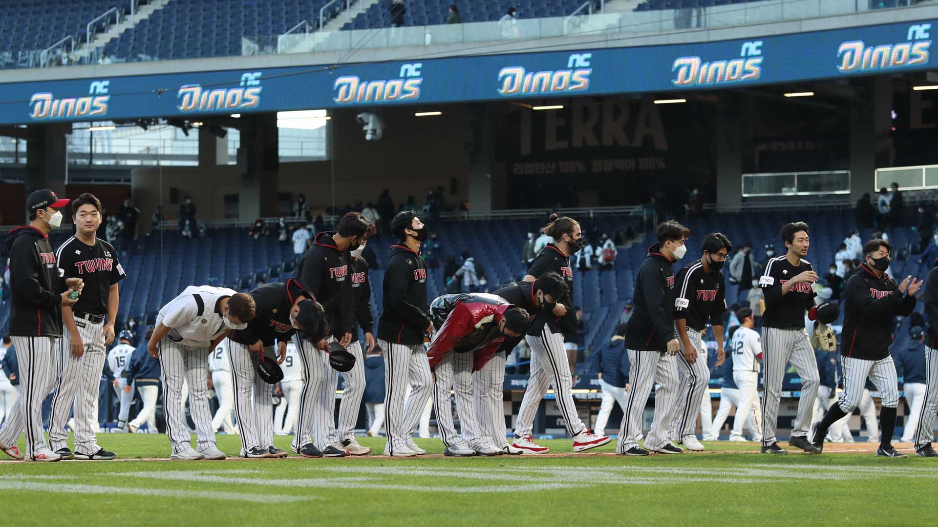 오지환 불방망이쇼…LG, 더블헤더서 NC 연파