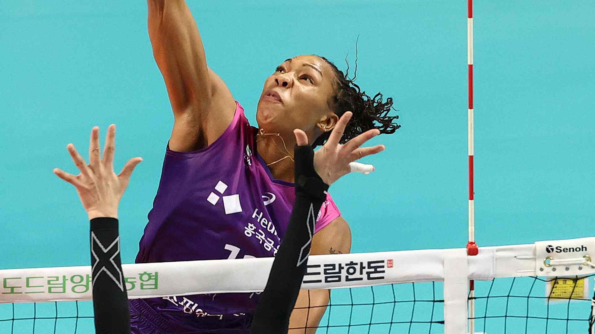 여자배구 흥국생명, 기업은행 누르고 첫 승…캣벨 40점