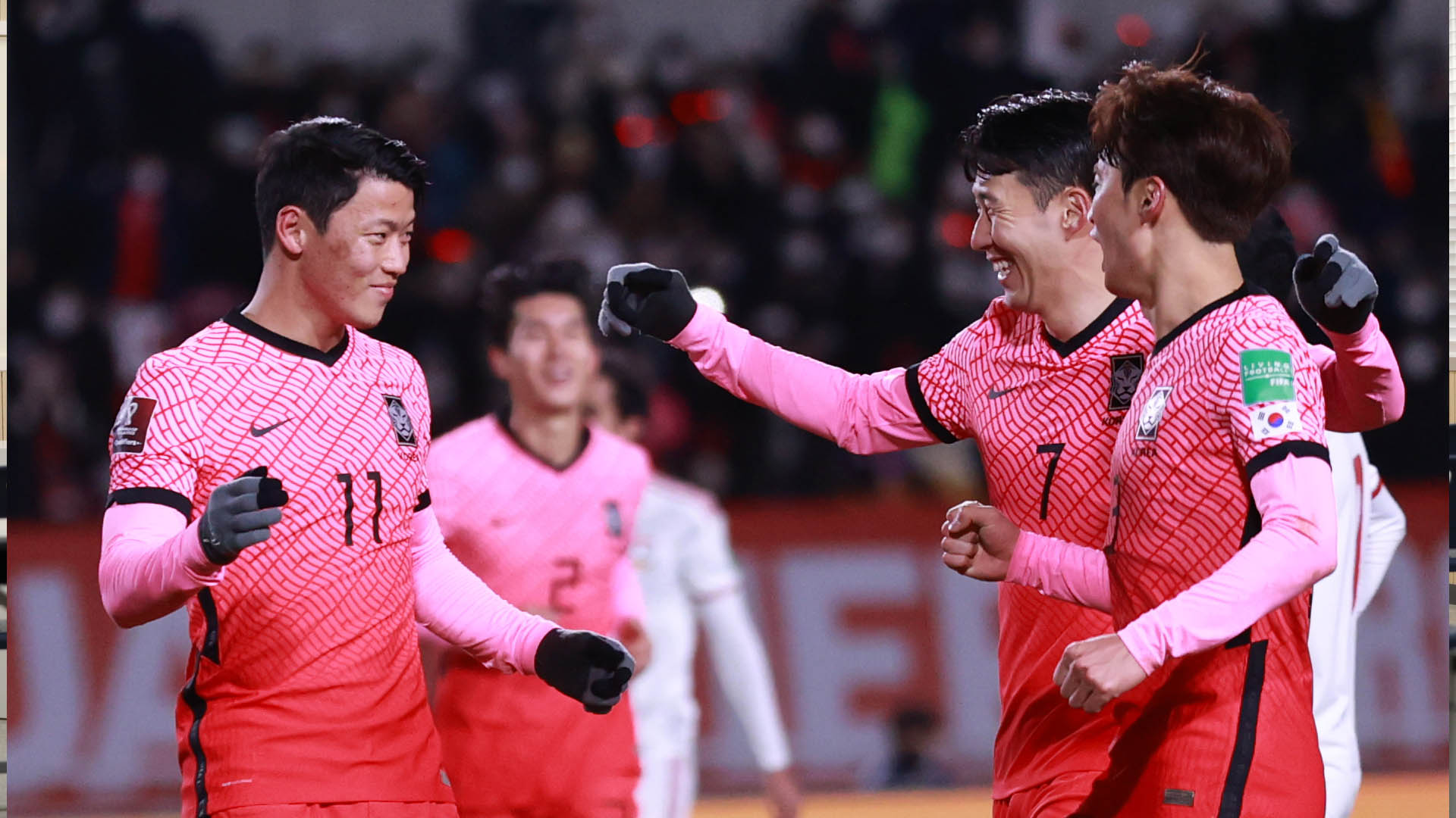 손흥민 골대 불운에도…'황희찬 PK골' UAE 제압