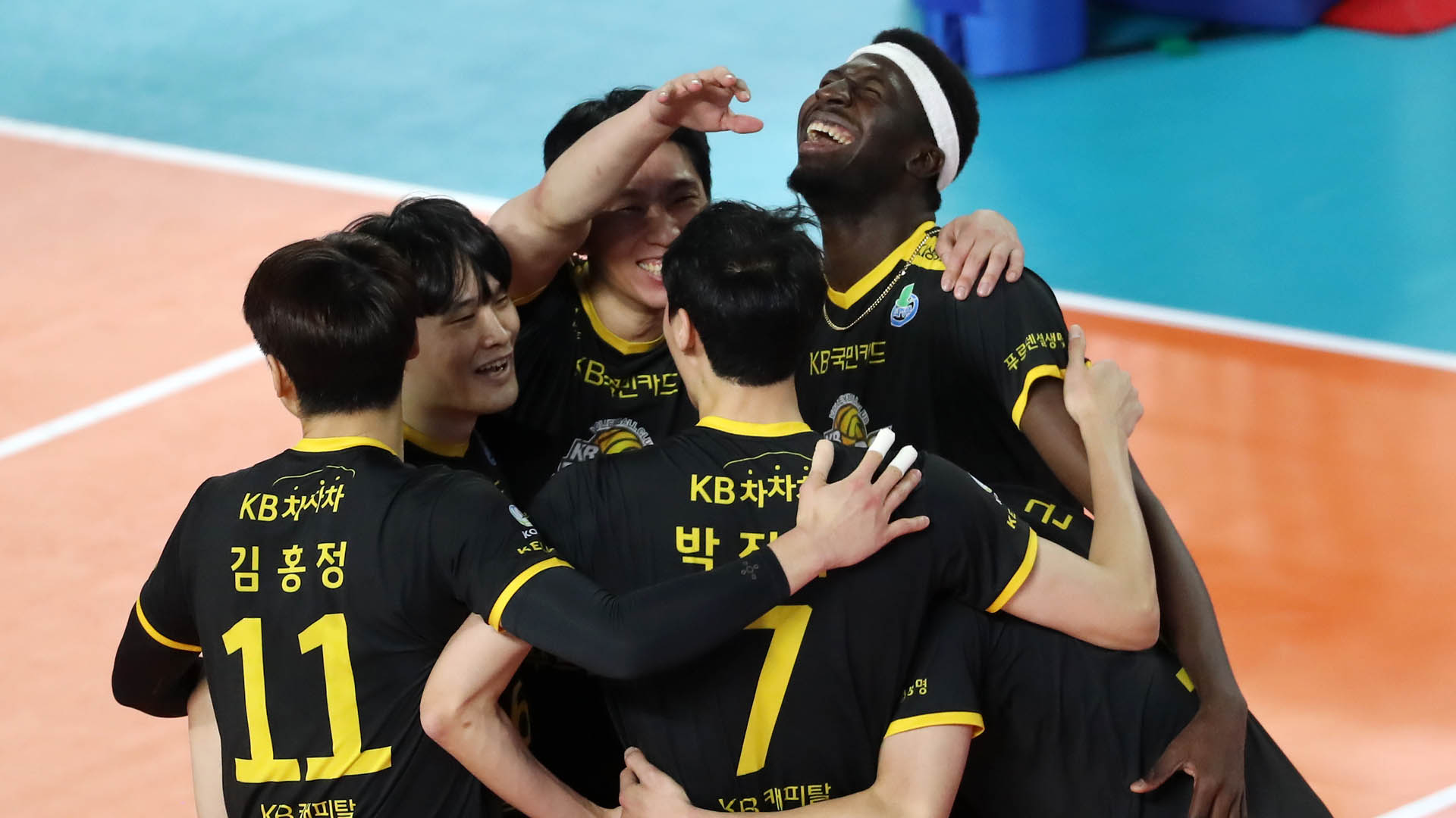 강서브 대결 승자는 KB손보…케이타 44점 폭발