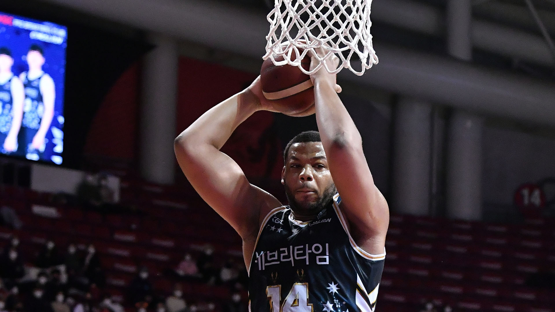 덩크도 3점슛도 OK…스펠맨 "우승 찍고 MVP"