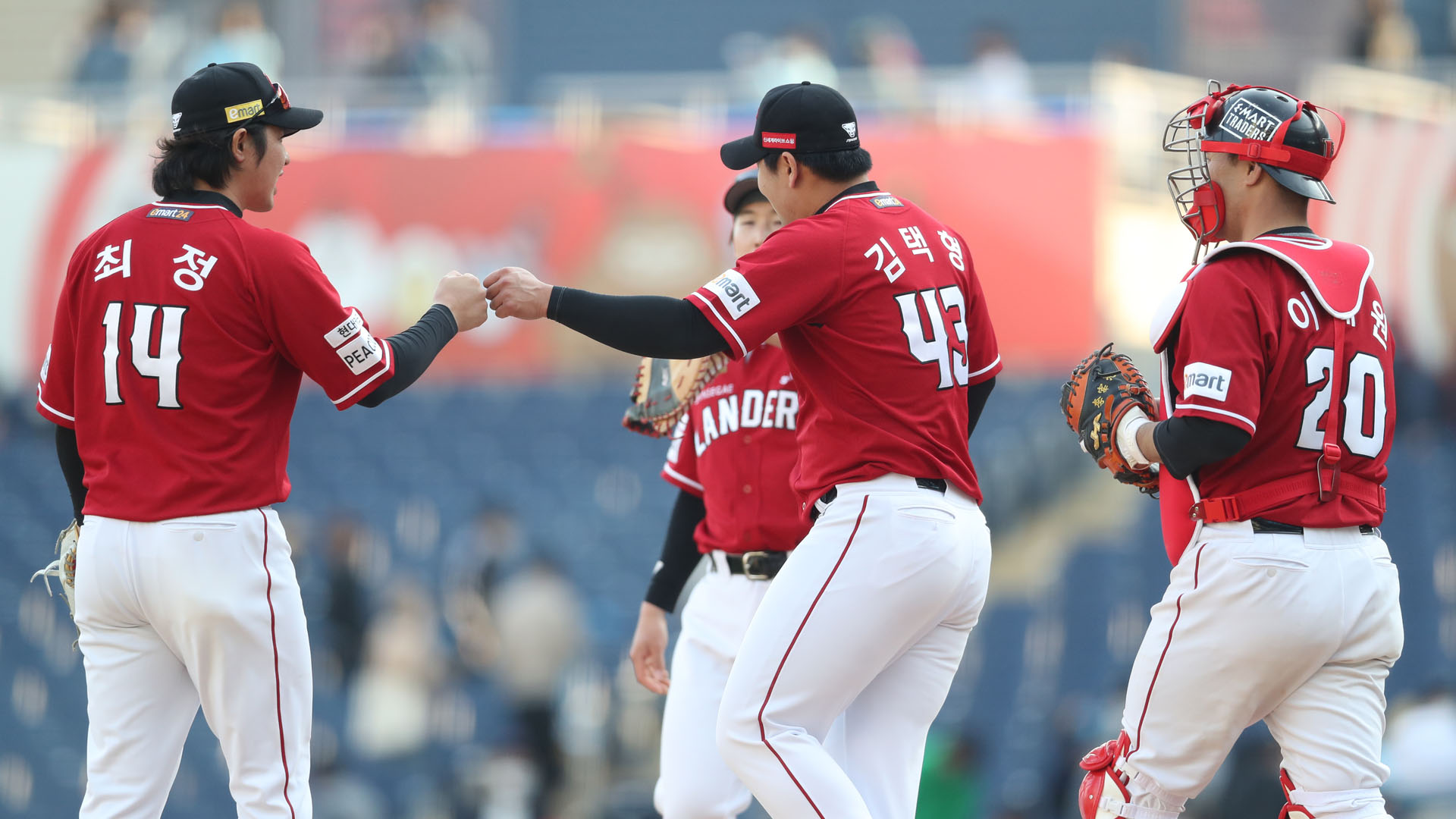 '한유섬 스리런' SSG, 개막 4연승…LG도 연승 행진