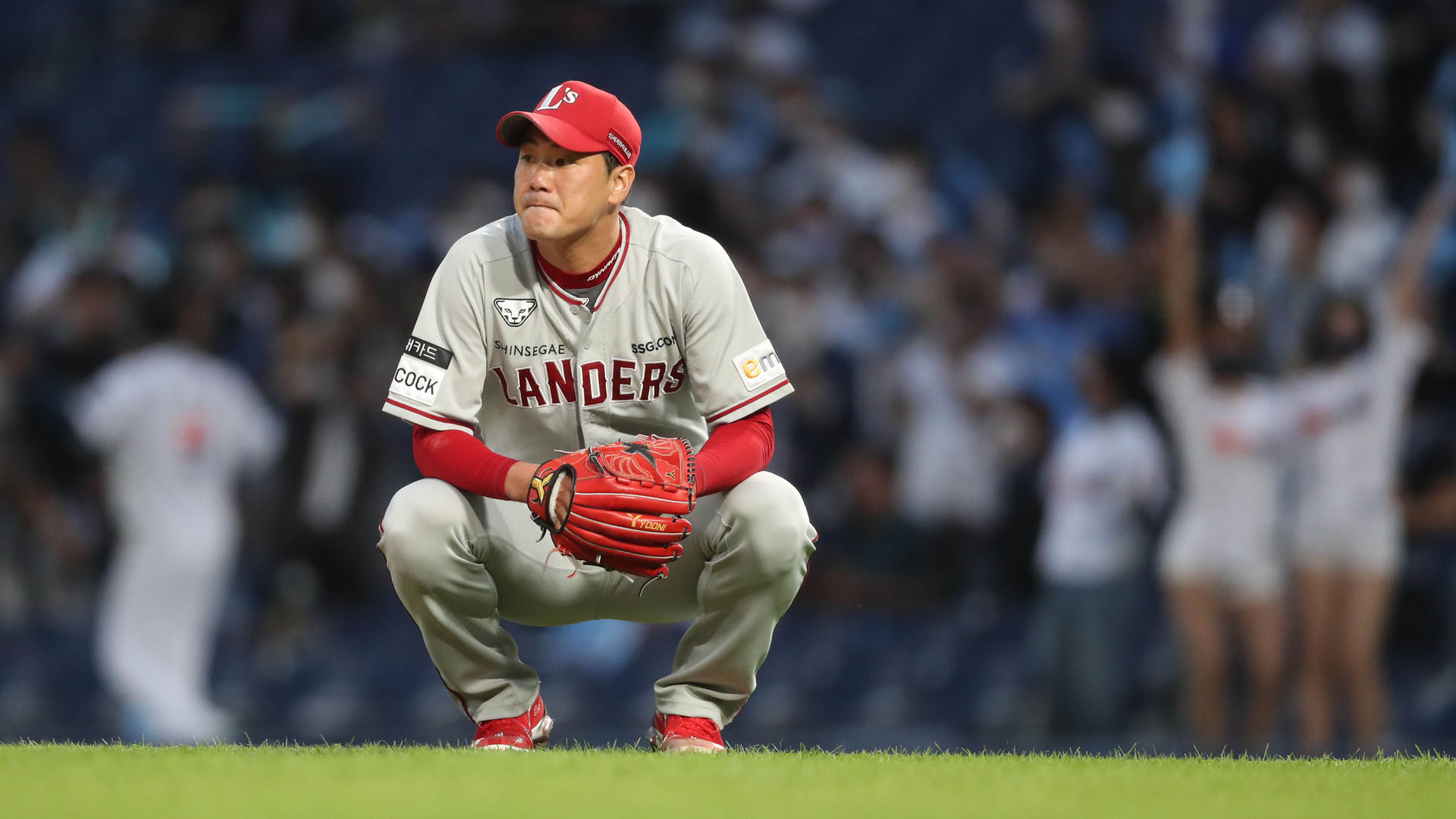 깨어진 김광현 무패 공식…SSG 실책에 와르르