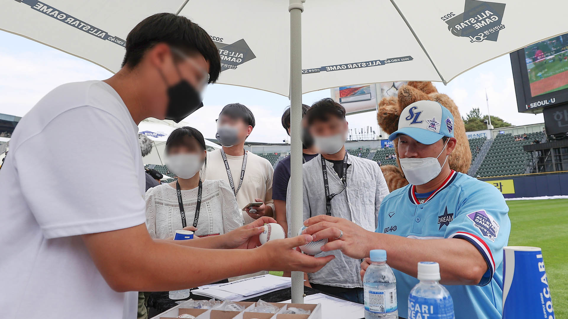 "다 사인해드립니다!…야구장이 다시 북적인다
