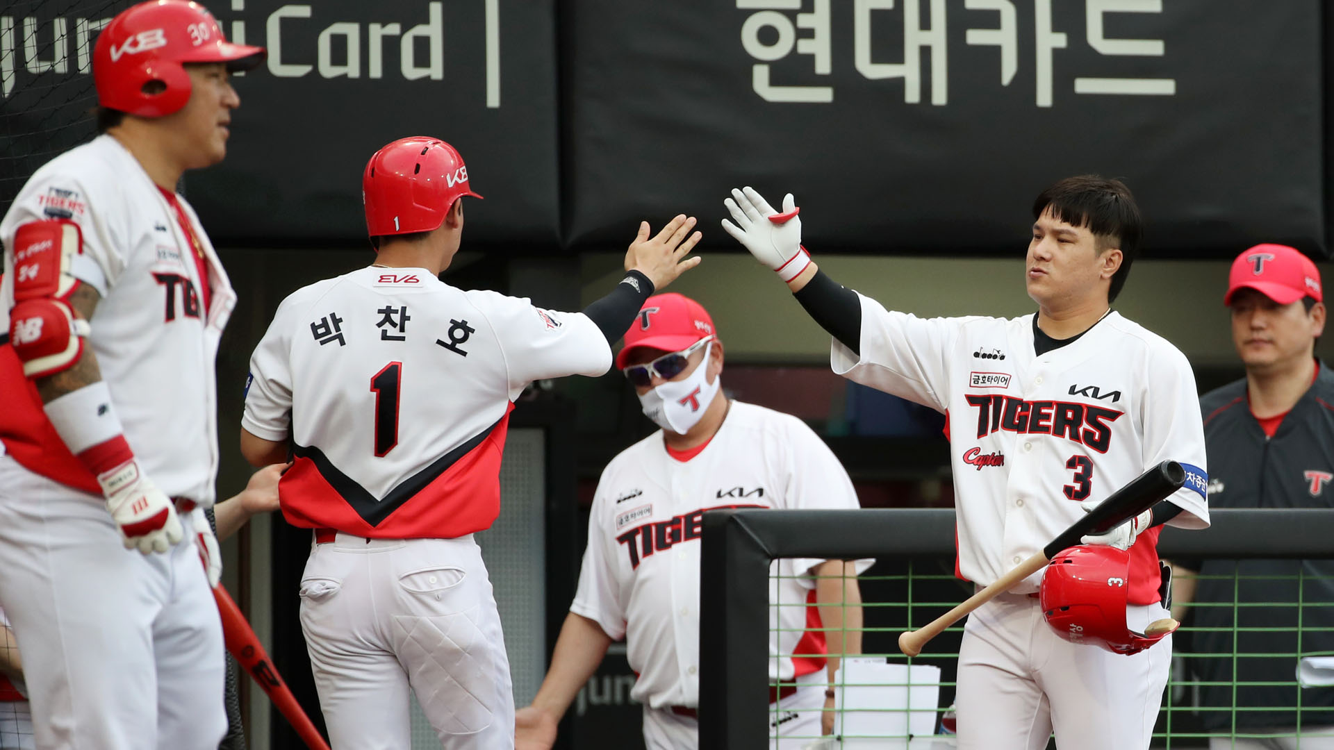 박찬호 '실책 뒤 결승타'…KIA, SSG 상대 신승