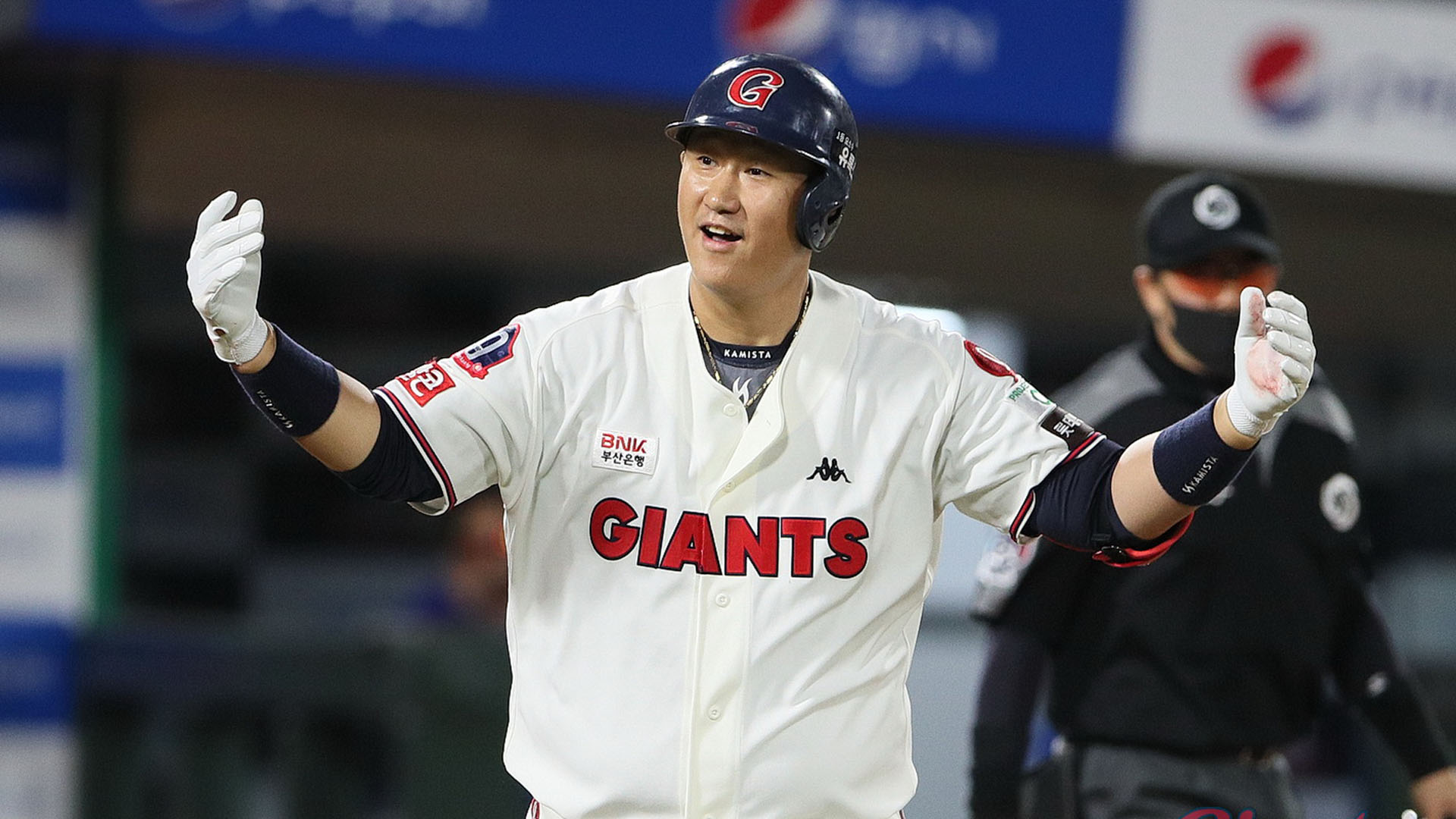 "친구야 봤지?" 이대호, 추신수 앞 역전 홈런 폭발