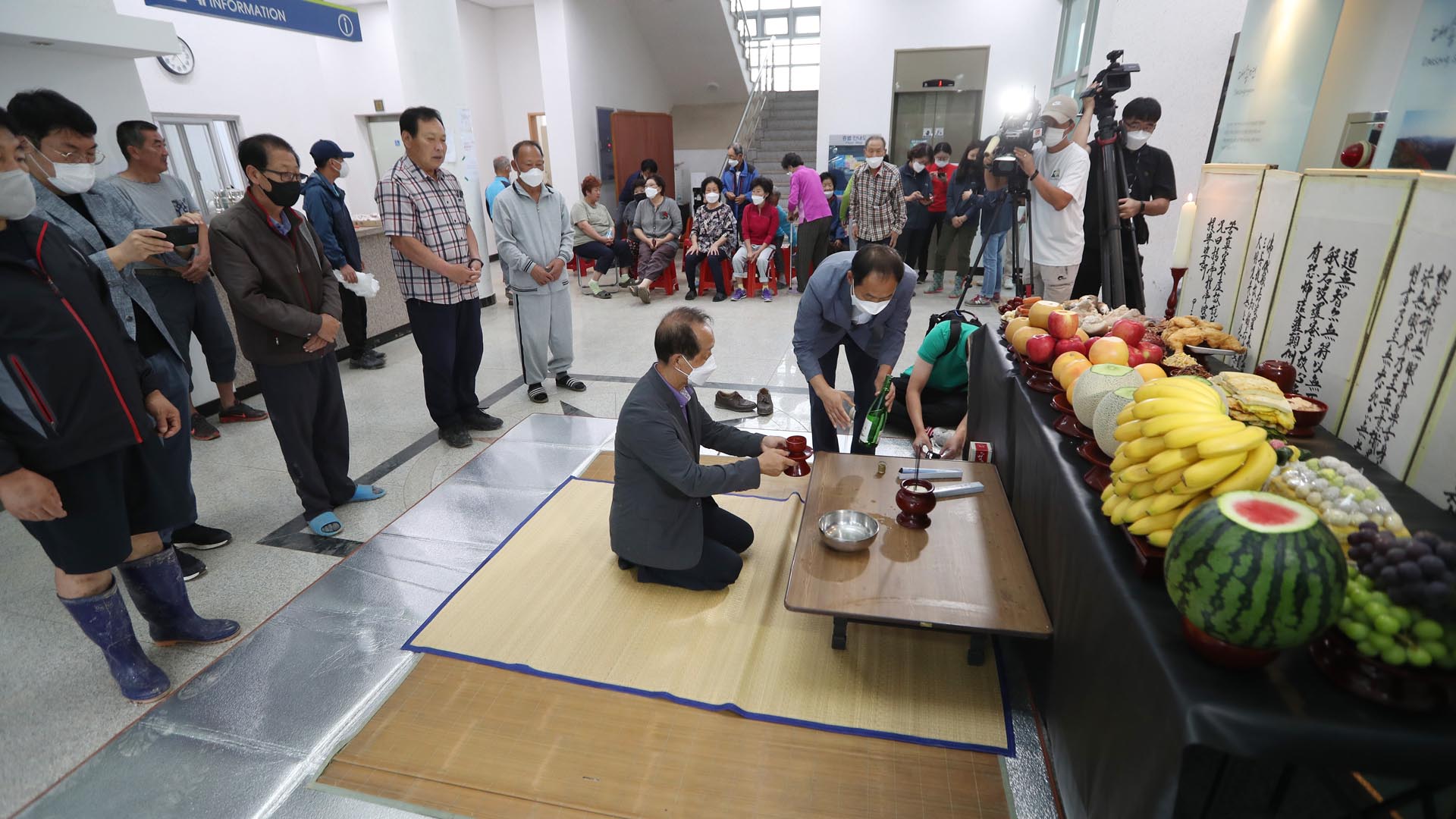 "서러움 북받쳐"…포항 태풍 피해 이재민 대피소서 차례