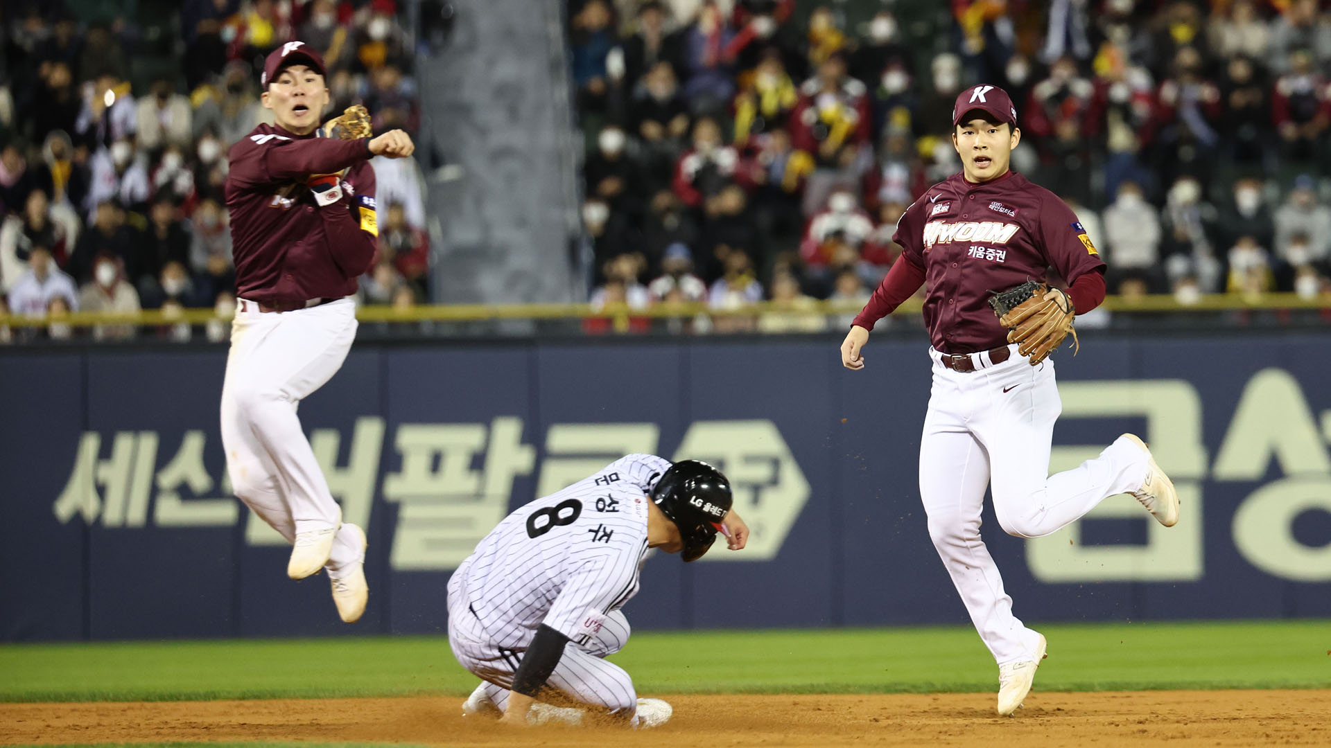 무너진 키움의 센터라인…LG, 80% 확률 잡았다