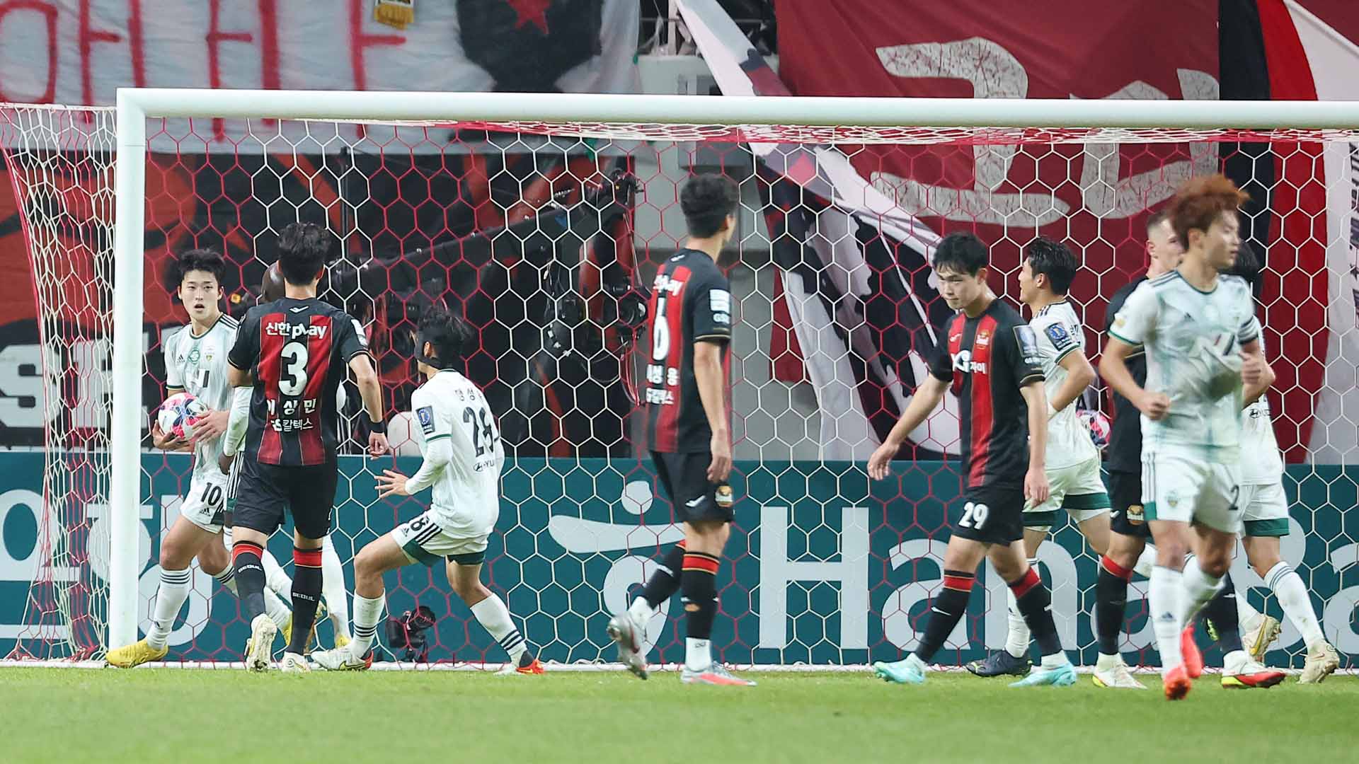 기성용·조규성 장군멍군…서울·전북 난타전 끝 무승부