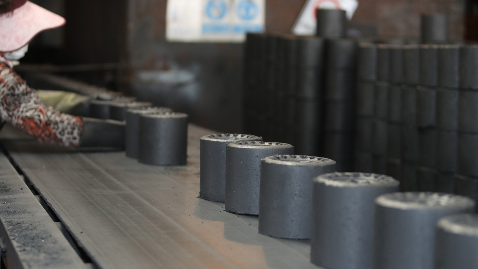 소외계층 데울 온기 만드는 연탄공장…25곳 남아