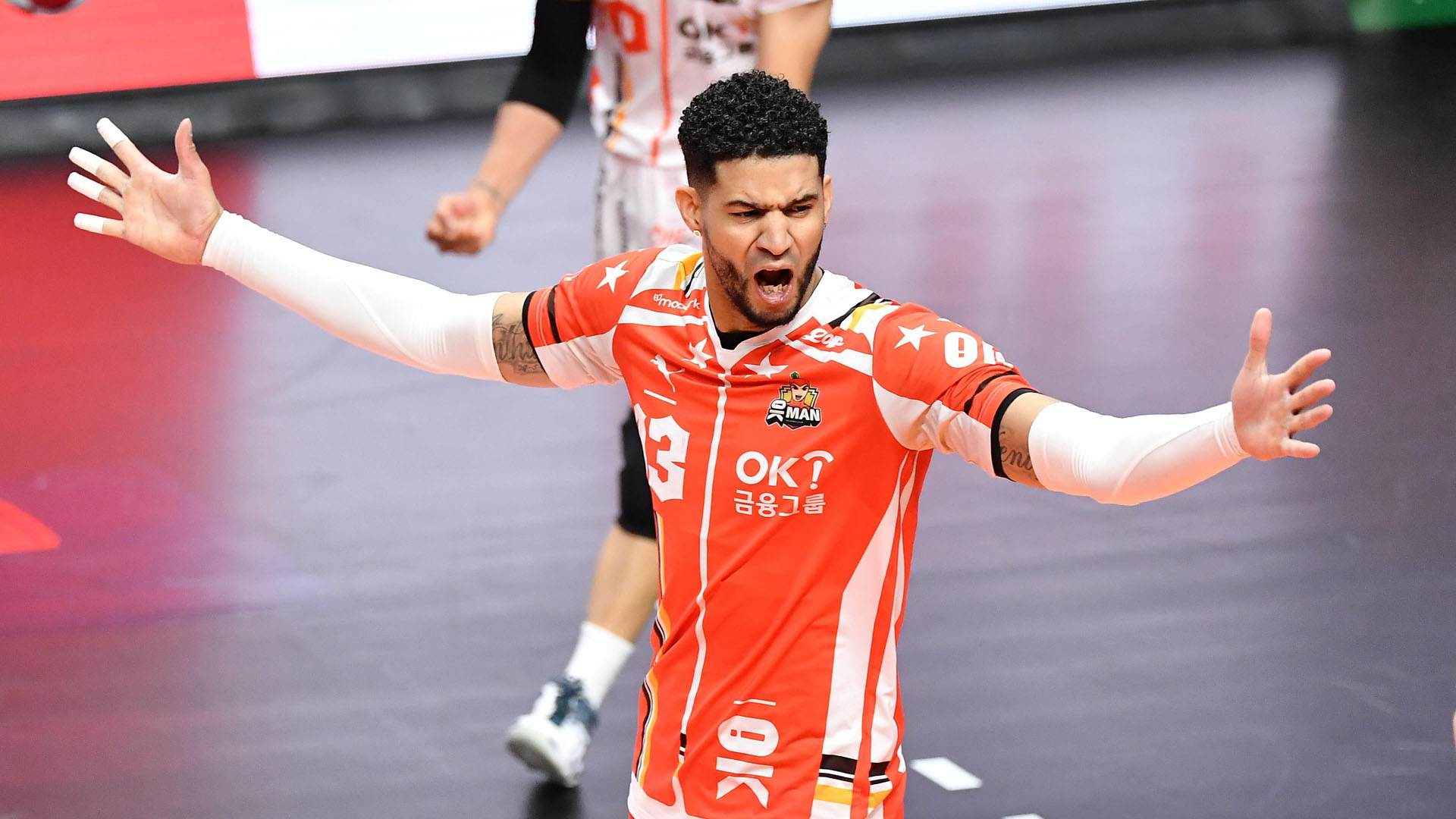 '제2의 전성기' 맞은 레오…코트 맹폭에 팀 분위기도 껑충