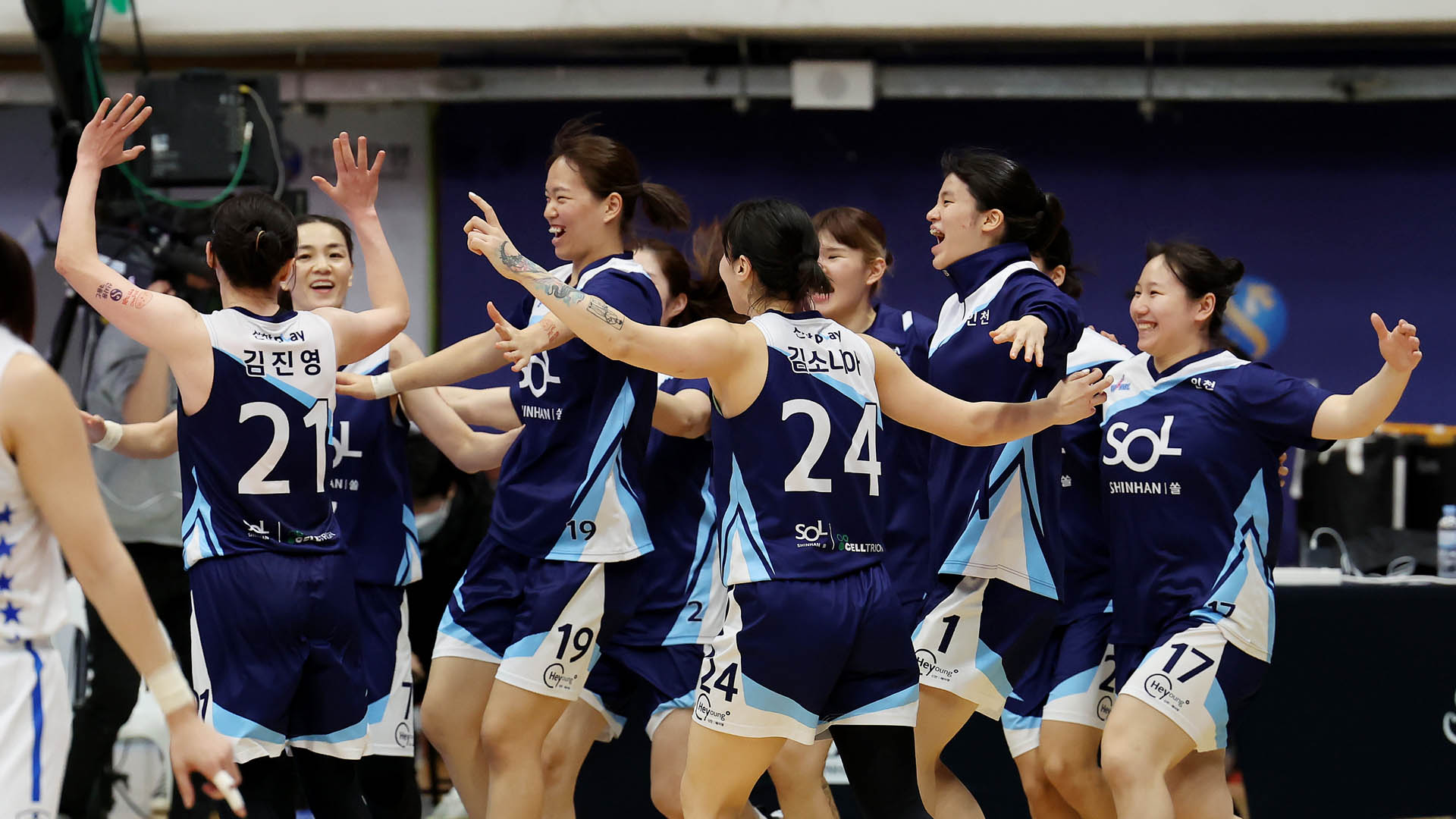 여자농구 <em class='find'신한온라인카지노 경찰 벳위즈</em, 1위 우리온라인카지노 경찰 벳위즈 제압…맞대결 2연승