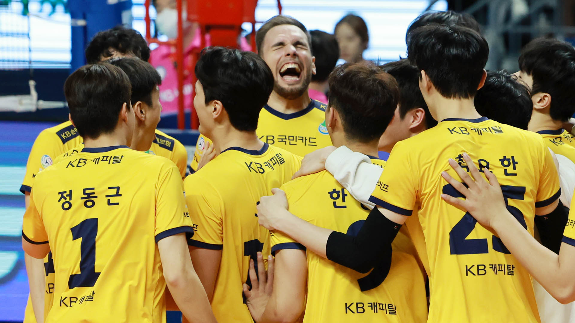 프로배구 KB손보, 우리카드에 짜릿한 역전승