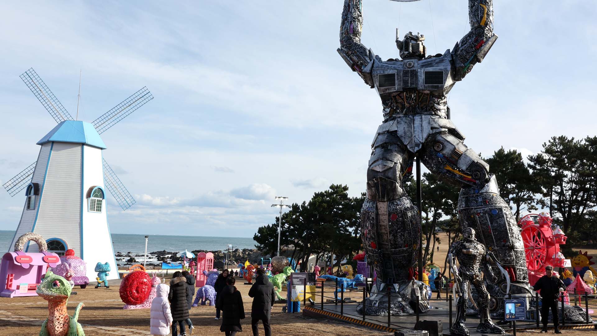 높이만 18m…세계 최대 크기 '정크아트' 울산 간절곶 전시