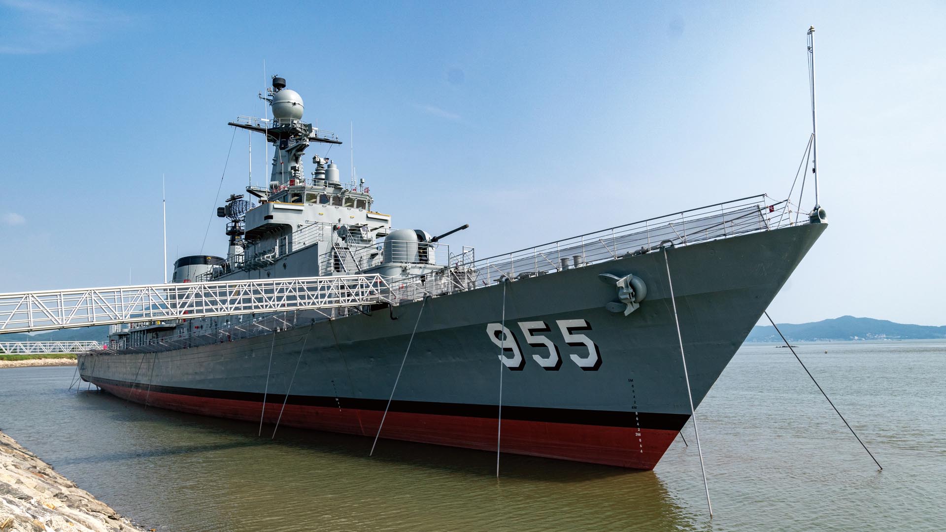 강화 외포리서 부활한 퇴역 함정…함상공원으로 개장