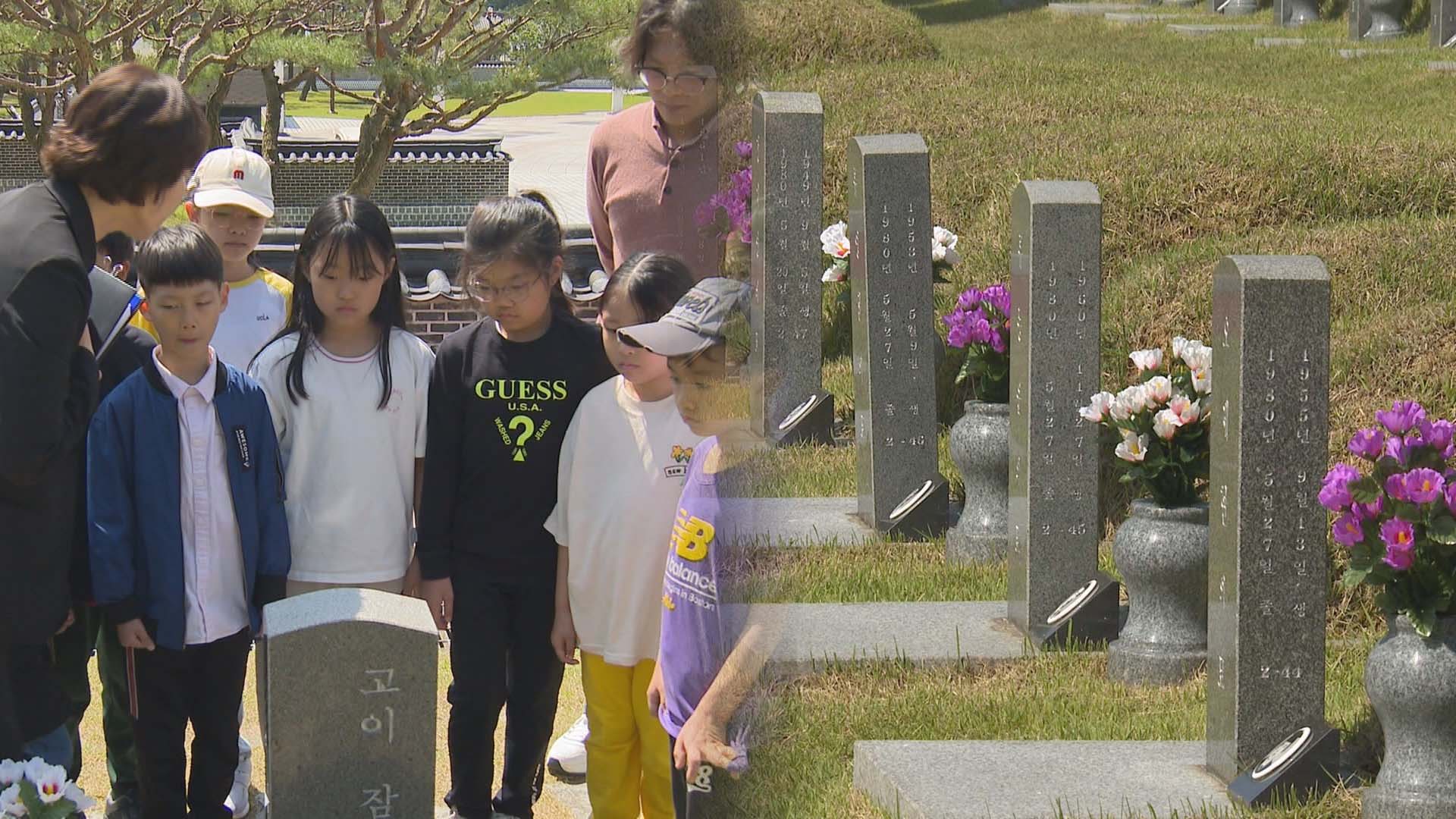 시민들이 쓴 '오월 일기'…5·18 묘지엔 추모객 발길